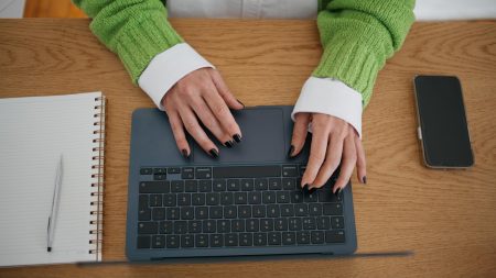 Jak zrobić backslash na klawiaturze laptopa Nieuznawalna kobieta pracująca na laptopie w domu, bliskie ręce kobiety piszące na komputerze.
