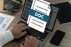 Google Doc na komputerze przenośnym wyświetlający dokumenty biznesowe Analiza danych Google Docs