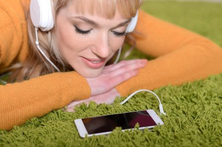 Jak przekonwertować plik WAV na MP3 za darmo Portret pięknej kobiety słuchającej muzyki
