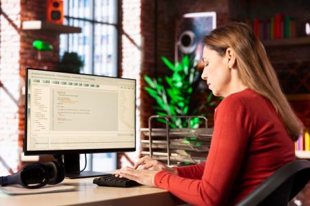 Jak zrobić tabelę w HTML – prosty poradnik dla początkujących Osoba skoncentrowana na interakcji z interfejsem chatbota na komputerze