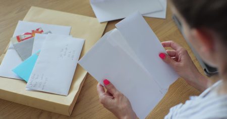 Jak połączyć kilka plików PDF w jeden dokument Kobieta wysyła formularz zwrotu listem